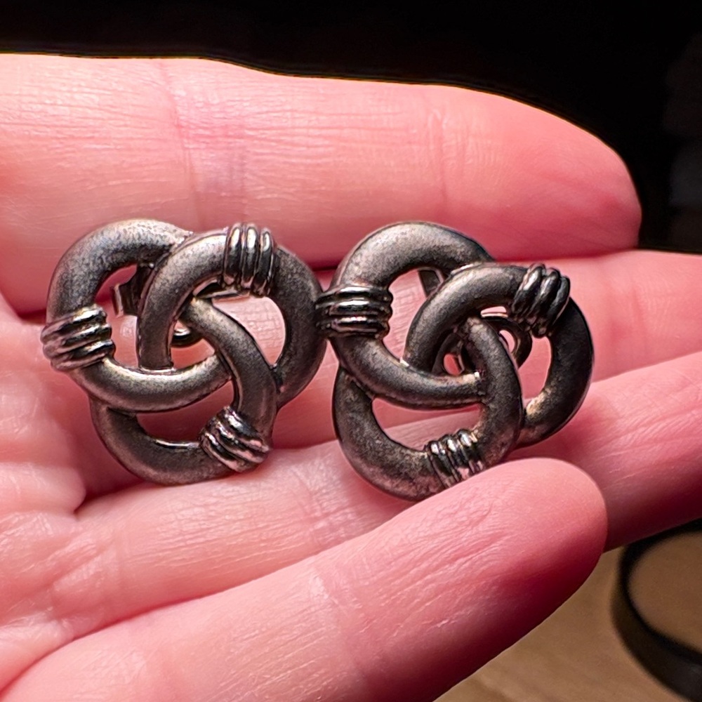 025)Vintage Crown Trifari Silver Tone
Earrings Interlocking Rings
Pattern ClipOn
